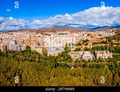 Vista panoramica aerea dell'Alcazaba e della cattedrale di Malaga. Alcazaba è una fortezza araba nella città di Malaga, nella comunità Andalusia in Spagna. Foto Stock