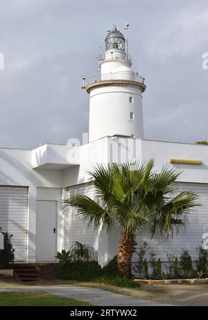 Faro di la Farola a Malaga, un vecchio edificio costiero nel porto, in Spagna Foto Stock