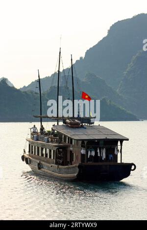 Ha Long Bay, Vietnam - 20 aprile 2009: Una delle tante navi in stile tradizionale che trasportano i turisti intorno alle isole di ha Long Bay. Foto Stock