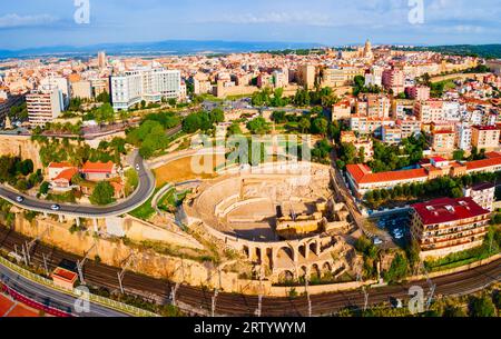 Vista panoramica aerea dell'anfiteatro di Tarragona. L'anfiteatro di Tarragona è un anfiteatro romano situato nella città di Tarragona, nella regione della Catalogna, in Spagna Foto Stock