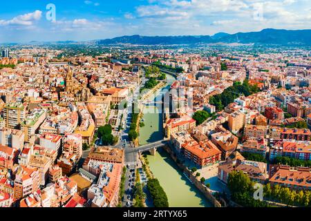 Vista panoramica aerea del centro di Murcia e del fiume Segura. Murcia è una città della Spagna sudorientale. Foto Stock