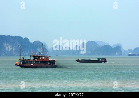 Ha Long Bay, Vietnam - 20 aprile 2009: Navi nautiche che navigano nella baia di ha Long. Foto Stock