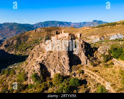 Castello di Lanjaron o Castillo de los Moros vista panoramica aerea, è una piccola fortezza medievale nella città di Lanjaron nella zona Alpujarras in provincia Foto Stock