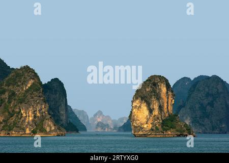 La baia di ha Long è un sito patrimonio dell'umanità dell'UNESCO e una popolare destinazione di viaggio nella provincia di Quang Ninh, Vietnam. Il nome Hạ Long significa "Dra discendente Foto Stock