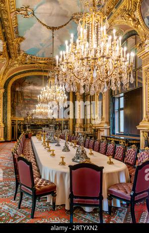 Parigi, Francia - 10 agosto 2023: Sala da pranzo dei tempi in cui vivevano l'imperatore Napoleone III nel palazzo reale del Louvre Foto Stock