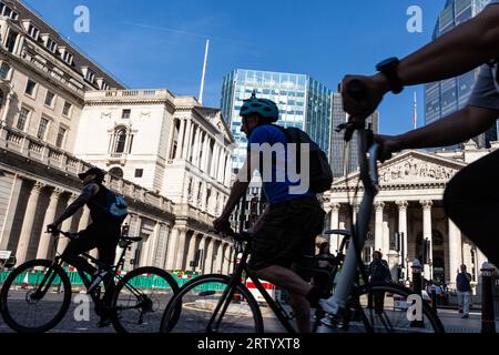 Londra, Regno Unito. 15 settembre 2023. I londinesi viaggiano in bicicletta in una giornata di sole di fronte alla Banca d'Inghilterra e alla City of London, il distretto finanziario della capitale, mentre l'economia del Regno Unito è scossa dall'inflazione a lungo termine a Londra, in Inghilterra il 15 settembre 2023 (foto di Dominika Zarzycka/Sipa USA) credito: SIPA USA/Alamy Live News Foto Stock