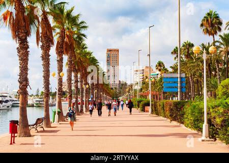 Alicante, Spagna - 18 ottobre 2021: Passeggiata al porto di Alicante. Alicante è una città della regione di Valencia, in Spagna. Foto Stock