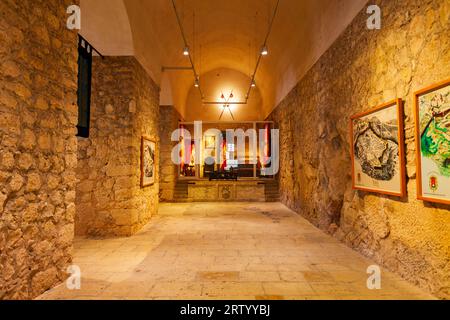 Alicante, Spagna - 18 ottobre 2021: Interno del museo del Castello di Santa Barbara. Santa Barbara è un forte sorge sul Monte Benacantil nel centro di Alicante Foto Stock