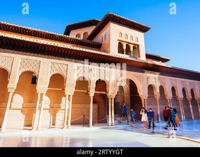 Granada, Spagna - 20 ottobre 2021: Palazzo dei Leoni presso la Corte dei Leoni all'interno del complesso del palazzo dell'Alhambra a Granada, Spagna Foto Stock
