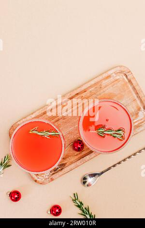 Cocktail invernali festivi per feste in bicchieri coupé con vista dall'alto Foto Stock