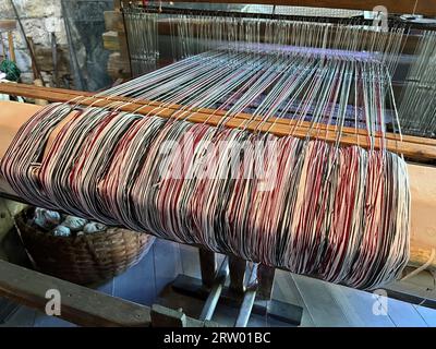 Primo piano di Wool on a Weaver’s Loom Inside an 1800’s Recreated Home in Spring Mill State Park Foto Stock