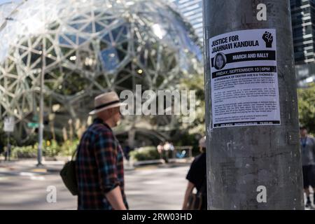 Seattle, Stati Uniti. 15 settembre 2023. All'inizio della giornata, i volantini cominciarono ad apparire nelle sfere amazzoniche chiedendo una seconda notte di proteste per Jaahnavi Kandula, il 23enne studente ucciso in un marciapiede dopo essere stato colpito da un veicolo della polizia di Seattle. Outrage continua a crescere seguendo il video di SPD bodycam di un ufficiale SPD di alto rango che sembra ridere e fare commenti denigratori riguardo al valore della vita degli studenti di 23 anni. Crediti: James Anderson/Alamy Live News Foto Stock