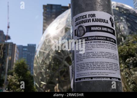 Seattle, Stati Uniti. 15 settembre 2023. All'inizio della giornata, i volantini cominciarono ad apparire nelle sfere amazzoniche chiedendo una seconda notte di proteste per Jaahnavi Kandula, il 23enne studente ucciso in un marciapiede dopo essere stato colpito da un veicolo della polizia di Seattle. Outrage continua a crescere seguendo il video di SPD bodycam di un ufficiale SPD di alto rango che sembra ridere e fare commenti denigratori riguardo al valore della vita degli studenti di 23 anni. Crediti: James Anderson/Alamy Live News Foto Stock