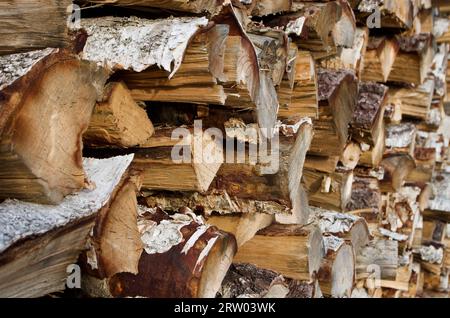 Primo piano di un mucchio di legno con legno di betulla spaccato. Foto Stock