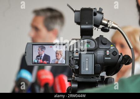 Limerick, Irlanda. 15 settembre 2023 fine Gael Think in, nella città di Limerick, nella foto sotto il ministro per la protezione sociale Heather Humphreys con Simon Harris. Crediti: Karlis Dzjamko/Alamy Live News Foto Stock