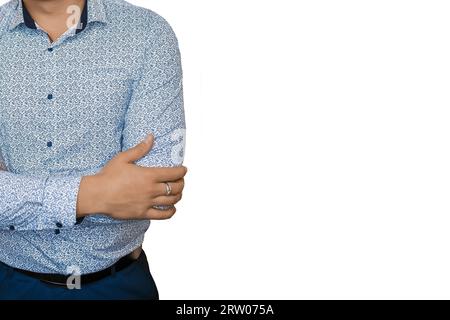 Camicia da uomo in stile business blu chiaro con motivi astratti in posa con mano su sfondo bianco isolato. Foto Stock