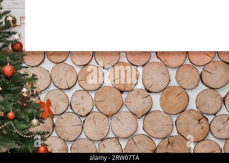 Modello di spazio vuoto bianco sfondo di esempio testo di disegno vuoto concetto albero di natale in legno. Foto Stock