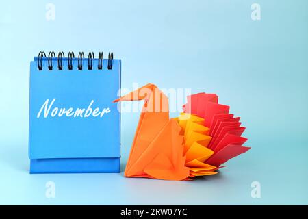 Focus selettivo del calendario di novembre con decorazione della turchia. Giorno del Ringraziamento e concetto Hello November. Foto Stock