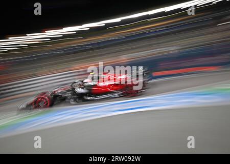 Singapore. 15 settembre 2023. Il pilota cinese dell'Alfa Romeo Zhou Guanyu gareggia durante la seconda prova di prova della Formula uno Singapore Grand Prix Night Race sul circuito di Marina Bay Street il 15 settembre 2023. Crediti: Poi Chih Wey/Xinhua/Alamy Live News Foto Stock