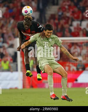 Monaco, Germania. 15 settembre 2023. Victor Boniface (L) di Leverkusen vies con Kim min-Jae del Bayern Monaco durante una partita di calcio della Bundesliga di prima divisione tedesca a Monaco, in Germania, 15 settembre 2023. Credito: Philippe Ruiz/Xinhua/Alamy Live News Foto Stock