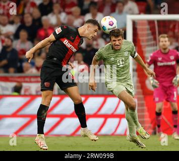 Monaco, Germania. 15 settembre 2023. Thomas Mueller (R) del Bayern Monaco vies con Granit Xhaka di Leverkusen durante una partita di calcio della Bundesliga di prima divisione tedesca a Monaco, in Germania, 15 settembre 2023. Credito: Philippe Ruiz/Xinhua/Alamy Live News Foto Stock