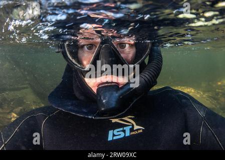 Un selfie di un esperto di snorkeling sul fiume e snorkeling in un ruscello negli Stati Uniti orientali. Foto Stock