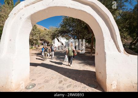 Purmamarca, Argentina: 2023 giugno 9: Persone nella chiesa della città turistica di Purmamarca nella provincia di Jujuy in Argentina nel 2023. Foto Stock