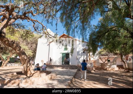 Purmamarca, Argentina: 2023 giugno 9: Persone nella chiesa della città turistica di Purmamarca nella provincia di Jujuy in Argentina nel 2023. Foto Stock