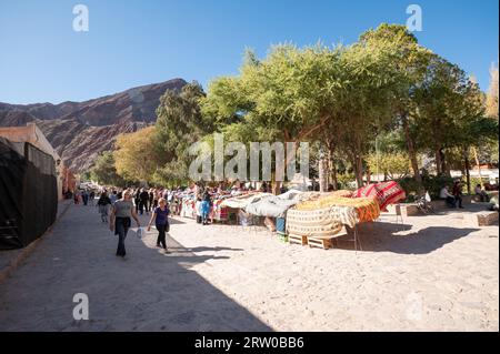 Purmamarca, Argentina: 2023 giugno 9: Gente al mercato locale di prodotti artigianali nella città turistica di Purmamarca, nella provincia di Jujuy, in Arg Foto Stock