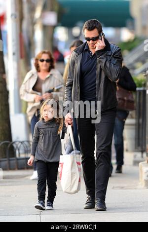 Manhattan, Stati Uniti d'America. 19 marzo 2010. NEW YORK - 18 MARZO: L'attore Hugh Jackman accompagna sua figlia Ava Jackman in uno studio di danza Soho il 18 marzo 2010 a New York. Persone: Hugh Jackman Ava Jackman Credit: Storms Media Group/Alamy Live News Foto Stock