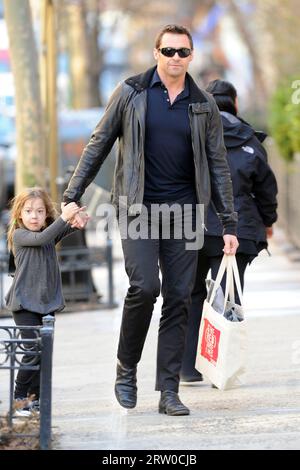 Manhattan, Stati Uniti d'America. 19 marzo 2010. NEW YORK - 18 MARZO: L'attore Hugh Jackman accompagna sua figlia Ava Jackman in uno studio di danza Soho il 18 marzo 2010 a New York. Persone: Hugh Jackman Ava Jackman Credit: Storms Media Group/Alamy Live News Foto Stock