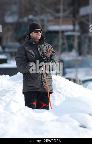 Manhattan, Stati Uniti d'America. 29 gennaio 2011. NEW YORK, NY - GENNAIO 29: L'attore Hugh Jackman e sua figlia Ava giocano nella neve mentre portano il loro nuovo cane Mochi per una passeggiata. Tutti sono in tuta da neve, anche il cane è vestito per l'occasione. Il 29 gennaio 2011 a New York. Persone: Hugh Jackman Credit: Storms Media Group/Alamy Live News Foto Stock