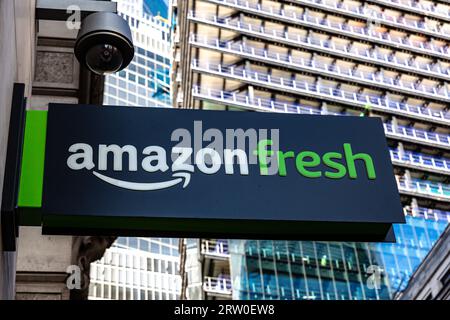 Londra, Regno Unito. 14 settembre 2023. Il logo Amazon Fresh è visibile nella City of London, il distretto finanziario della capitale. Credito: SOPA Images Limited/Alamy Live News Foto Stock