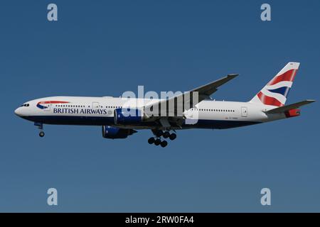 Richmond, British Columbia, Canada. 14 settembre 2023. Un Boeing 777-200ER della British Airways, un jet liner (G-YMMB), in volo per l'atterraggio finale all'aeroporto internazionale di Vancouver. (Immagine di credito: © Bayne Stanley/ZUMA Press Wire) SOLO USO EDITORIALE! Non per USO commerciale! Foto Stock