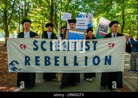 Un gruppo di insegnanti di diverse università è pronto a camminare a sostegno del clima. Diverse organizzazioni climatiche organizzarono uno sciopero scolastico contro i combustibili fossili. Questo sciopero è organizzato come parte di più di 400 azioni organizzate in tutto il mondo in lotta per la fine dei combustibili fossili. La protesta contava su una processione di insegnanti delle università di tutto il paese che sostenevano la manifestazione. Questa manifestazione è avvenuta vicino all'autostrada A12, dove i manifestanti della ribellione dell'estinzione bloccano la strada ogni giorno. Le proteste sono programmate poco prima dell'ONU Cl Foto Stock