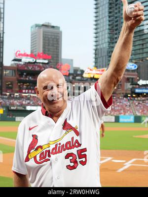 St Louis, Stati Uniti. 19 settembre 2023. Ex St Louis Cardinals Mike Laga si lancia alla folla mentre viene presentato prima di una partita tra i Philadelphia Phillies e i St. Louis Cardinals al Busch Stadium di St. Louis il 15 settembre 2023. In questa data, nel 1986, Laga divenne l'unica persona ad aver mai colpito un pallone fuori dal Busch Stadium 2. Foto di Bill Greenblatt/UPI credito: UPI/Alamy Live News Foto Stock