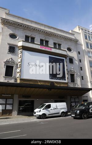 Annuncio Saintlaurent all'esterno del CLOSED Empire Cinema Haymarket, Londra, Regno Unito, settembre 2023 Foto Stock