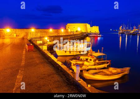 Il Koules o Castello a Mare è una fortezza all'ingresso del vecchio porto della città di Heraklion, l'isola di Creta in Grecia Foto Stock