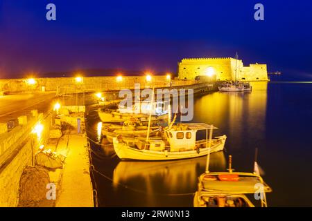 Il Koules o Castello a Mare è una fortezza all'ingresso del vecchio porto della città di Heraklion, l'isola di Creta in Grecia Foto Stock