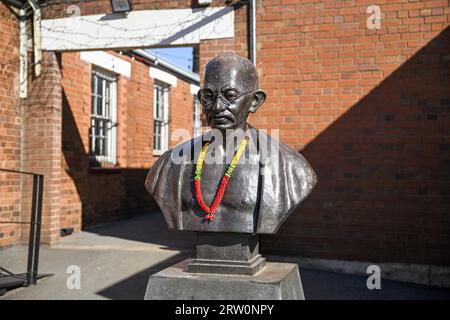 Busto del Mahatma Gandhi, il vecchio forte, la prima prigione di Johannesburg, Constitution Hill, Hillbrow, Johannesburg, provincia di Gauteng, Sudafrica Foto Stock