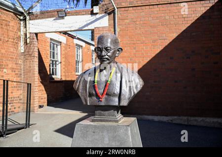 Busto del Mahatma Gandhi, il vecchio forte, la prima prigione di Johannesburg, Constitution Hill, Hillbrow, Johannesburg, provincia di Gauteng, Sudafrica Foto Stock