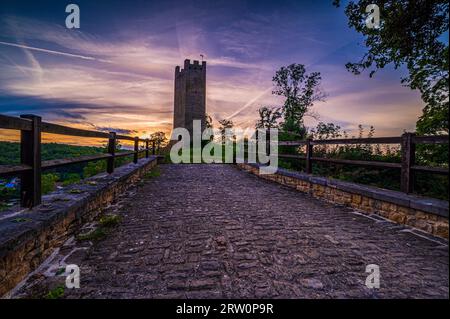 Rovine del castello di Tautenburg con ponte medievale in primo piano al tramonto, Tautenburg, Turingia, Germania Foto Stock