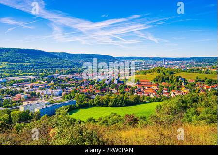 Vista sulla città di Jena dal Galgenberg con il Kernberge sullo sfondo sotto il cielo blu e le nuvole velo, Jena, Turingia, Germania Foto Stock