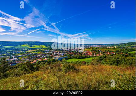 Vista sulla città di Jena dal Galgenberg con il Kernberge sullo sfondo sotto il cielo blu e le nuvole velo, Jena, Turingia, Germania Foto Stock