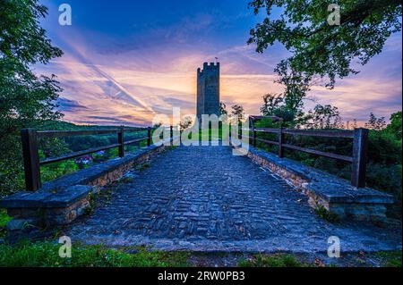 Rovine del castello di Tautenburg con ponte medievale in primo piano al tramonto, Tautenburg, Turingia, Germania Foto Stock