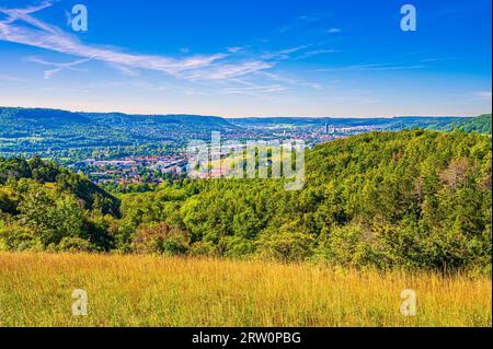 Vista sulla città di Jena dal Galgenberg con il Kernberge sullo sfondo sotto il cielo blu e le nuvole velo, Jena, Turingia, Germania Foto Stock