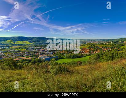 Vista sulla città di Jena dal Galgenberg con il Kernberge sullo sfondo sotto il cielo blu e le nuvole velo, Jena, Turingia, Germania Foto Stock