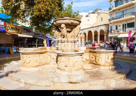 Heraklion, Grecia - 13 ottobre 2021: Fontana Morosini in Piazza Lions nel centro di Heraklion sull'isola di Creta in Grecia Foto Stock