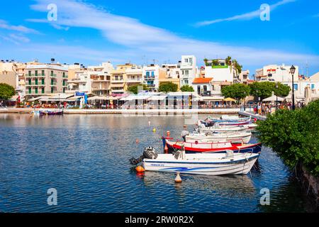 Agios Nikolaos, Grecia - 25 ottobre 2021: Vista panoramica aerea del porto di Agios Nikolaos. Agios, Hagios o Aghios Nicholas è una città costiera dell'isola Foto Stock