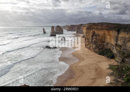 I dodici Apostoli, una formazione rocciosa famosa in tutto il mondo sulla Great Ocean Road vicino a Port Campbell, Victoria, Australia Foto Stock